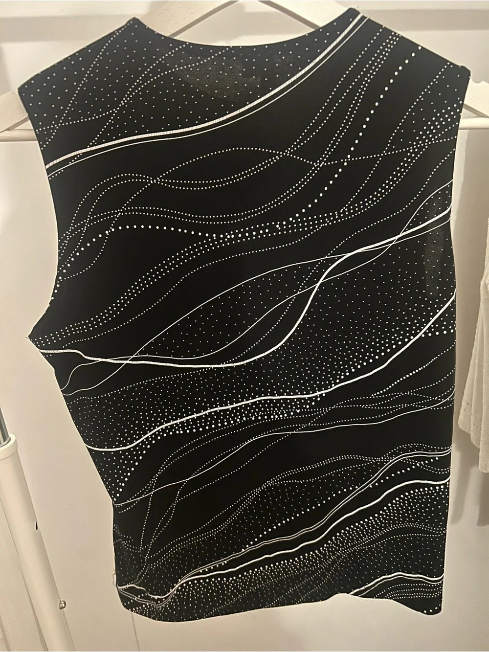 Sleeveless Black Wave-Print top